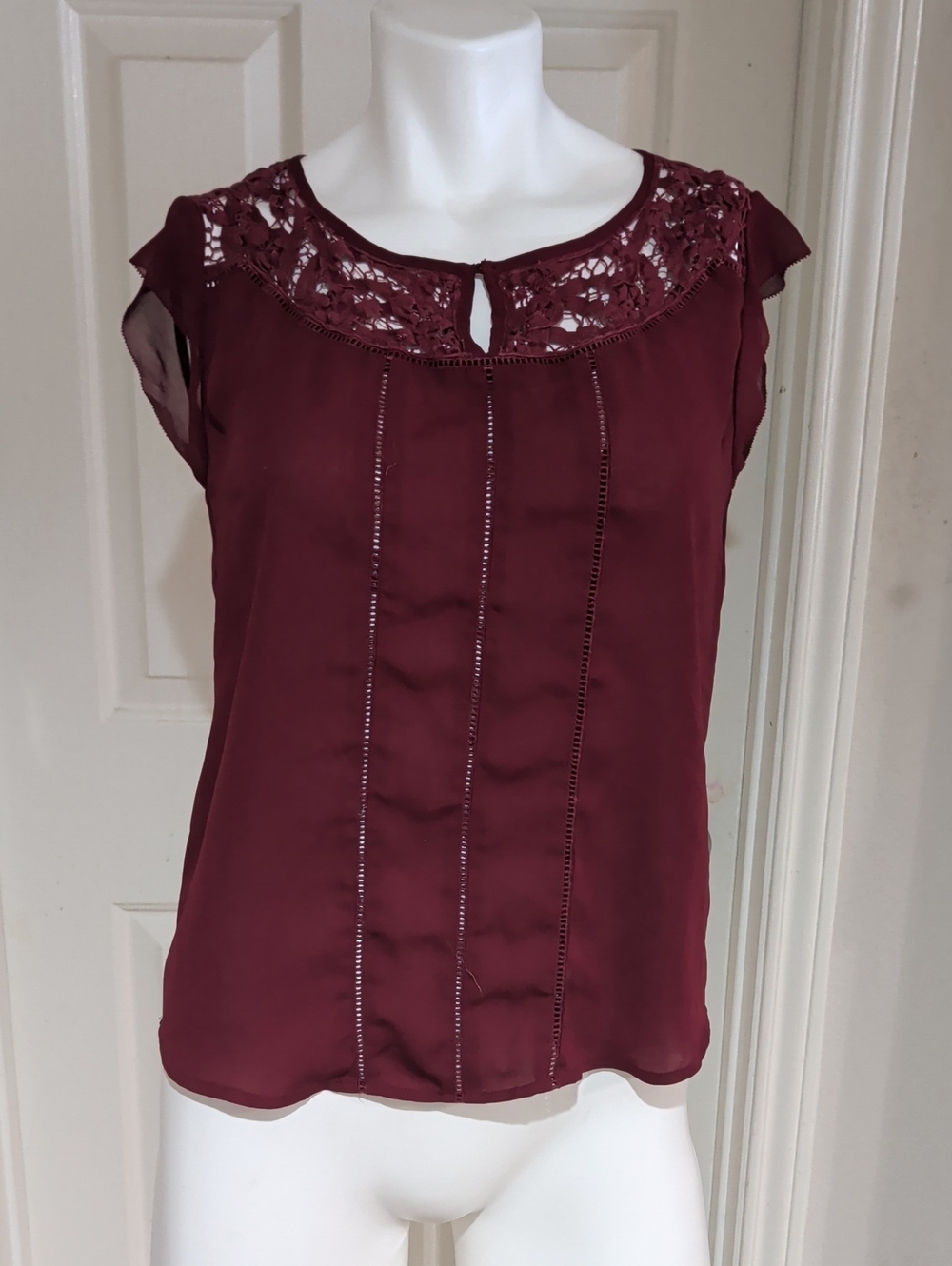 Ann Taylor Burgundy Lace Yoke Sleeveless Blouse Women's XS